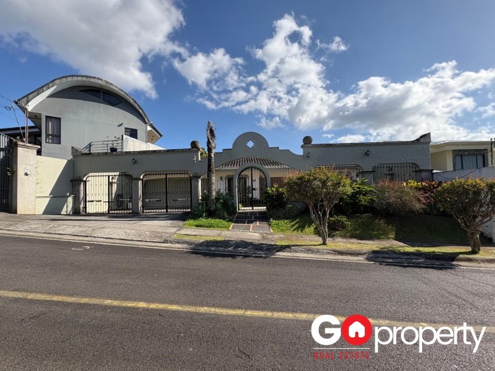 Venta de Amplia Casa de una planta, Altamonte Granadilla.